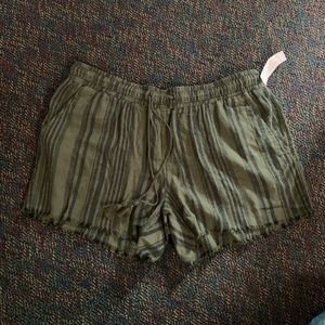 Time and Tru Green linen shorts // Sz XL